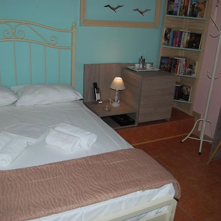 Luxury Traditional Room The Small Bookstore Kastro-Kyllini ภายนอก รูปภาพ