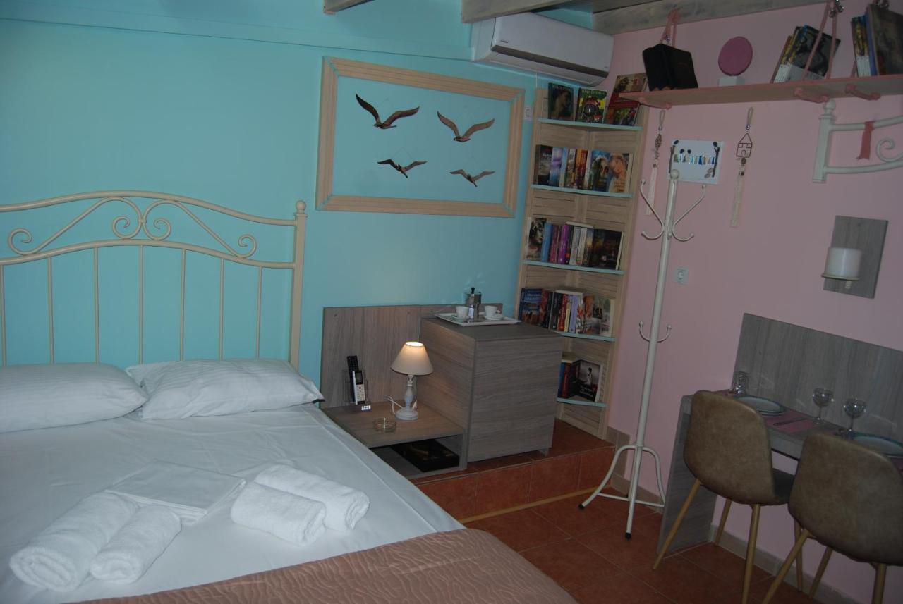 Luxury Traditional Room The Small Bookstore Kastro-Kyllini ภายนอก รูปภาพ