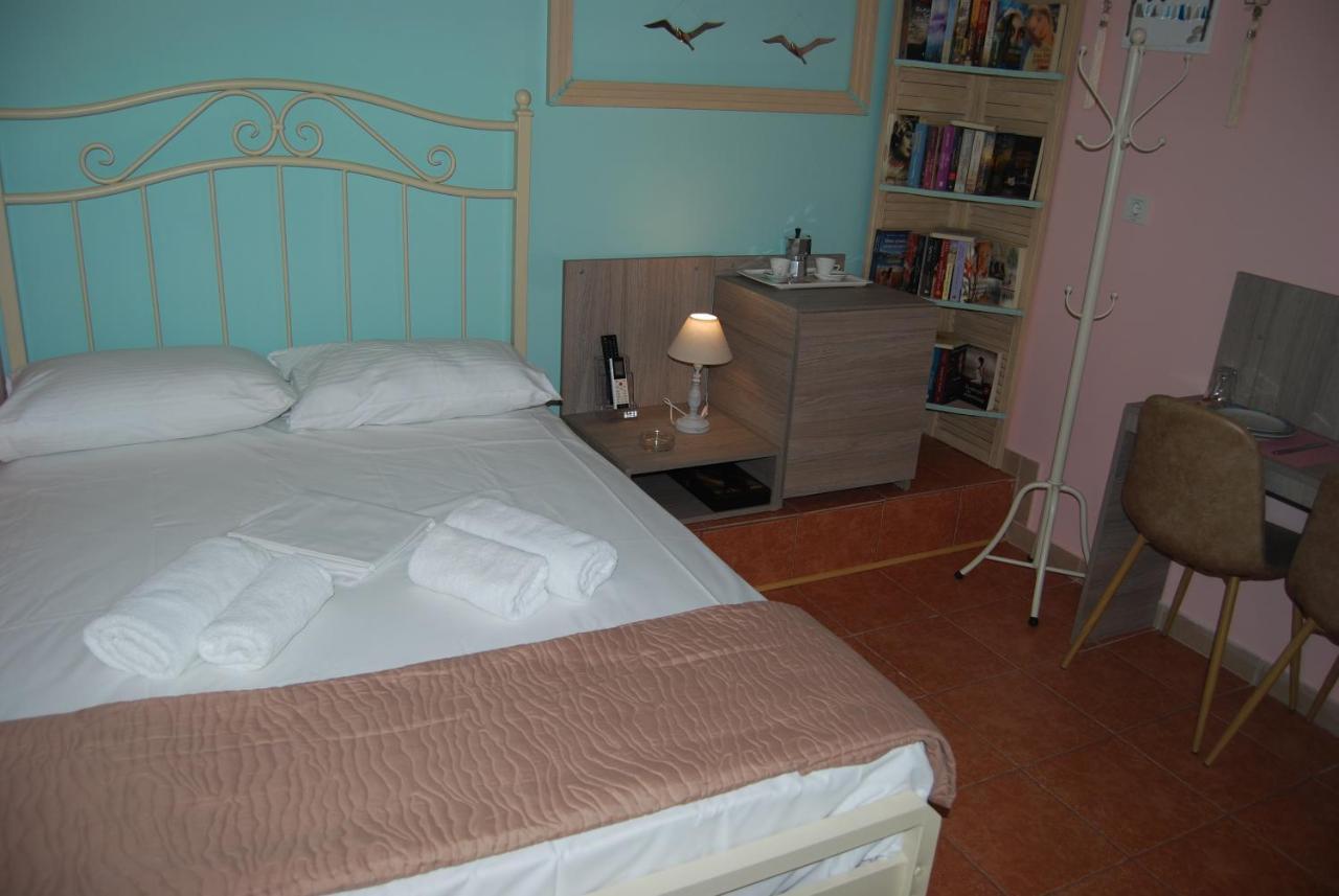 Luxury Traditional Room The Small Bookstore Kastro-Kyllini ภายนอก รูปภาพ